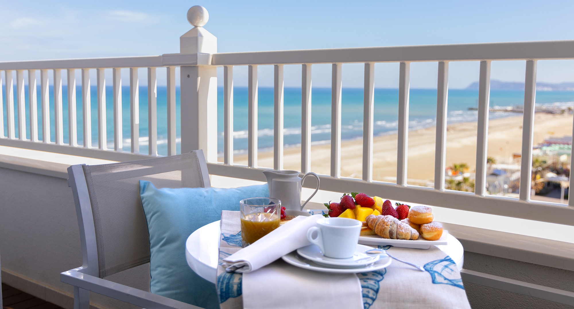 media.hotel-tiffanys-riccione-colazione-balcone-gallery