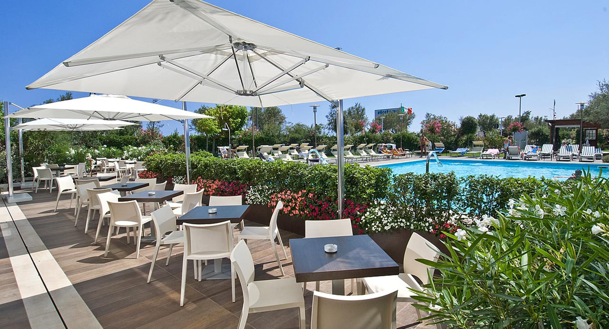media.hotel-sarti-riccione-colazione-piscina