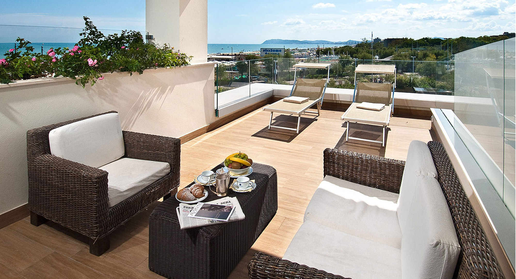 media.hotel-sarti-riccione-terrazzo-camera-suite-vista-mare-piscina