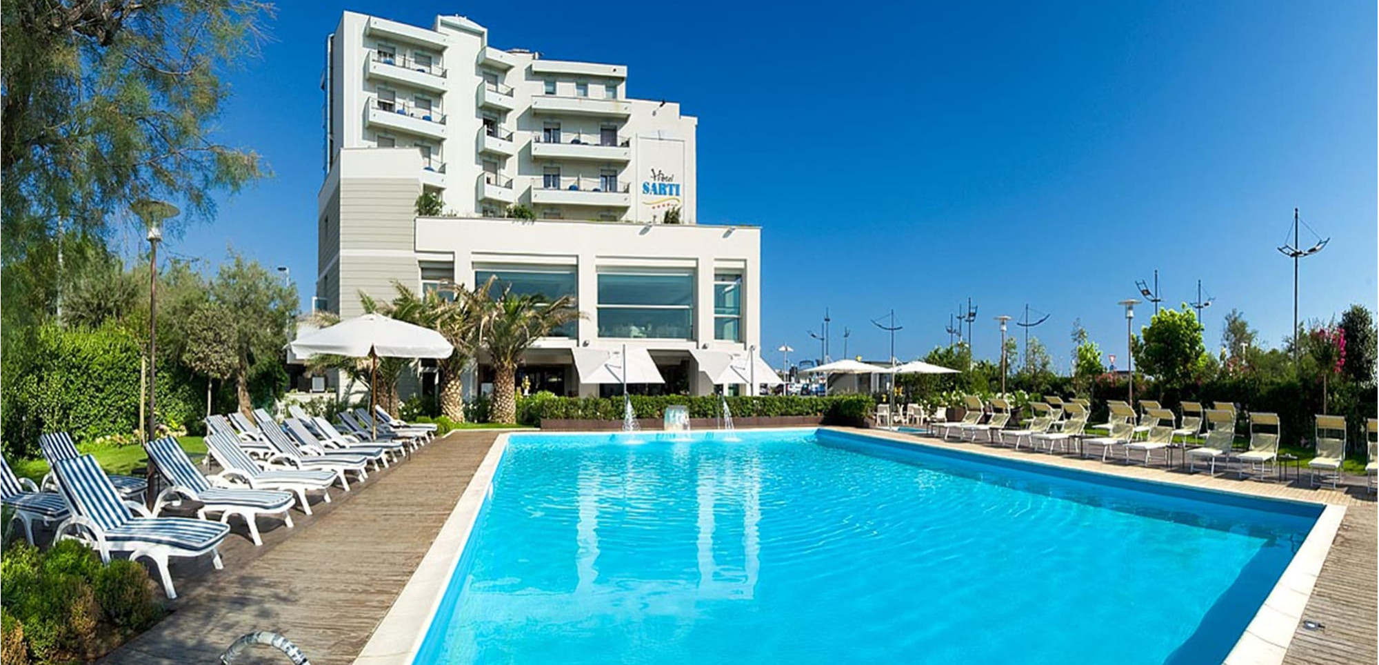 media.hotel-sarti-riccione-esterno-con-piscina